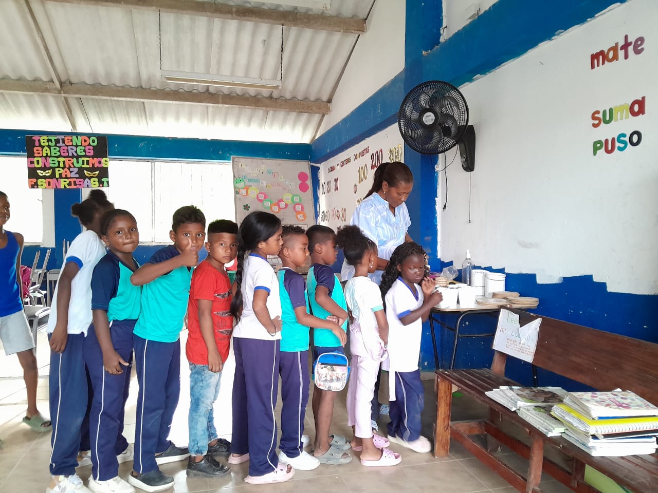 Niños participando en una actividad de escritura creativa en el salón