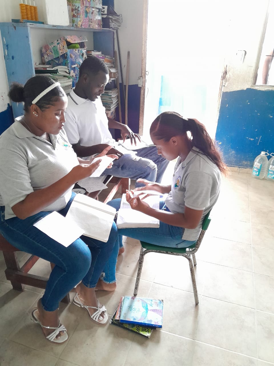 Grupo de estudiantes colaborando en un proyecto con cartulinas