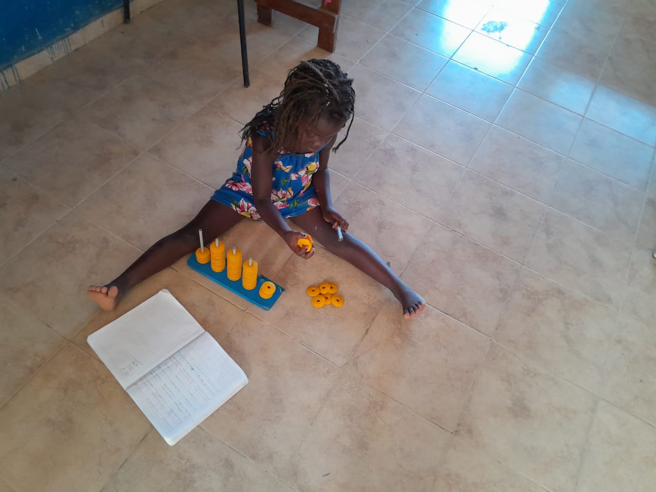Niños concentrados escribiendo en sus cuadernos durante una lección