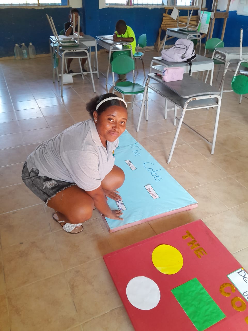 Actividad grupal de escritura y dibujo en el salón de clases