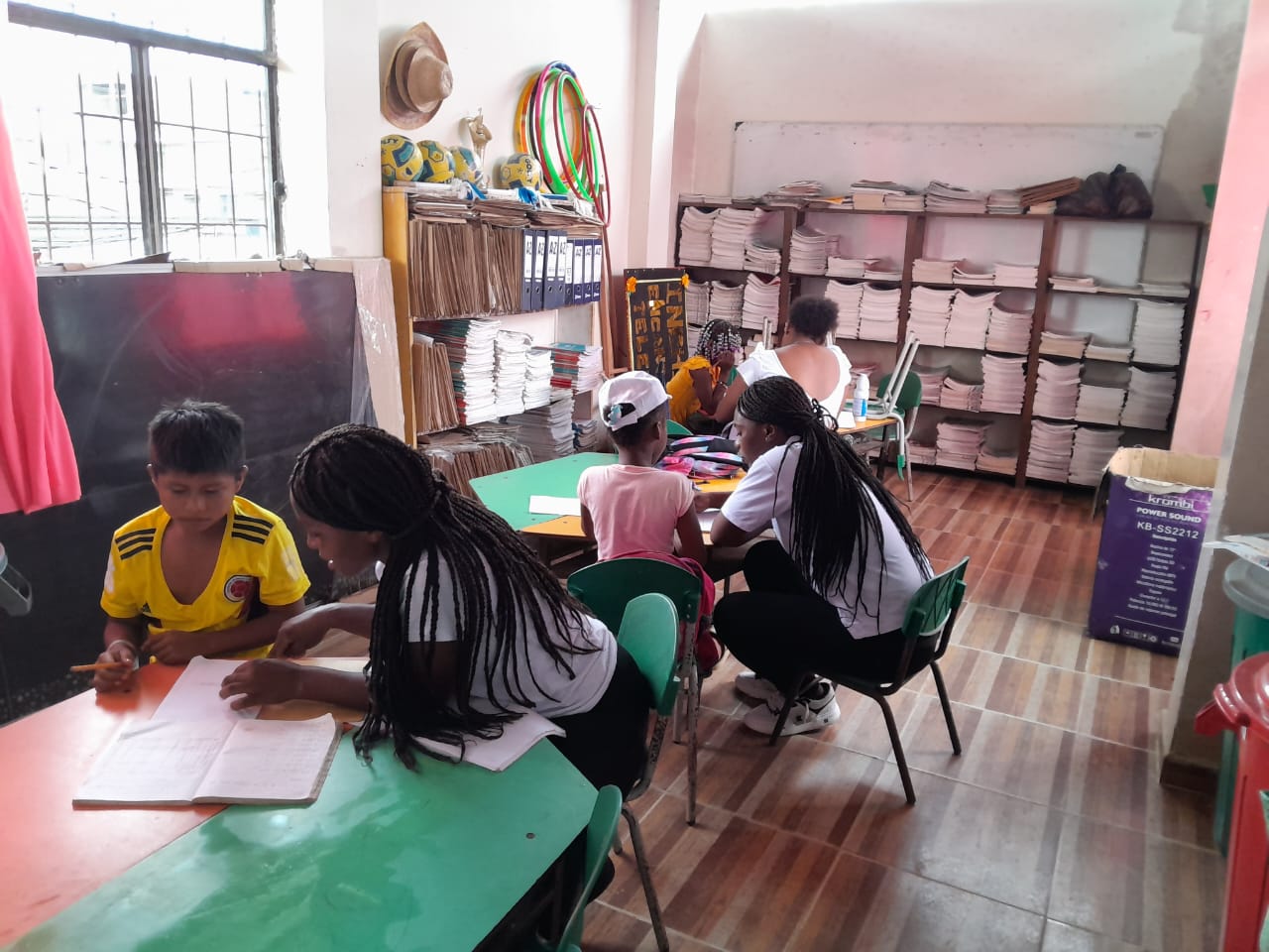 Regalando regalos a los niños