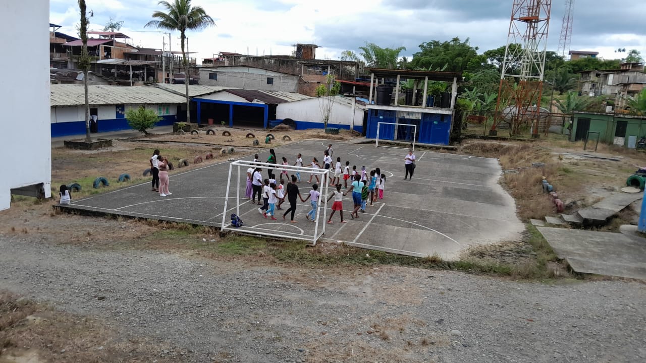 Regalando regalos a los niños