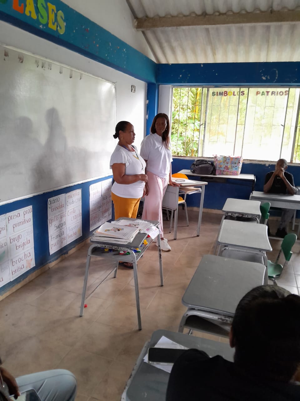 Regalando regalos a los niños