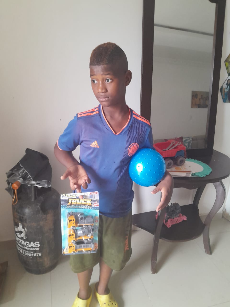 Regalando regalos a los niños