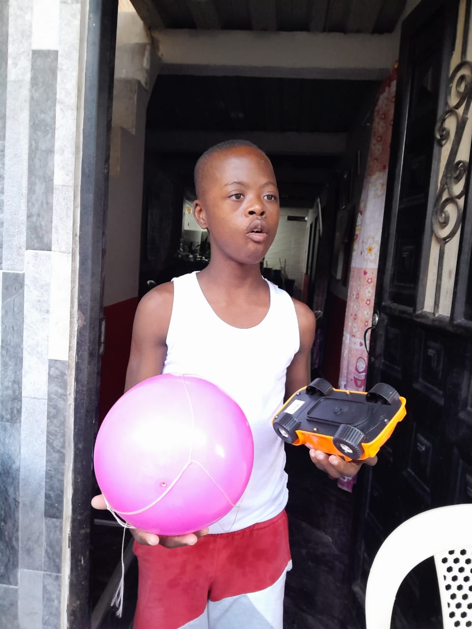 Regalando regalos a los niños