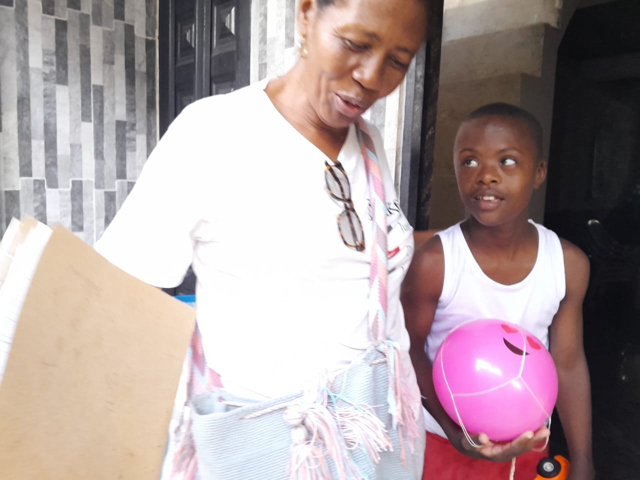 Regalando regalos a los niños