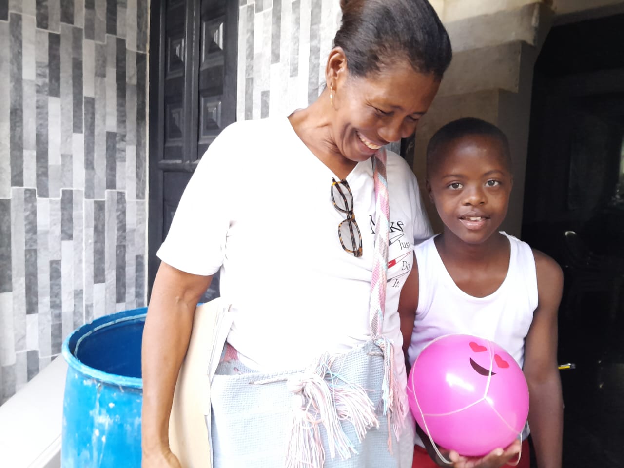 Regalando regalos a los niños