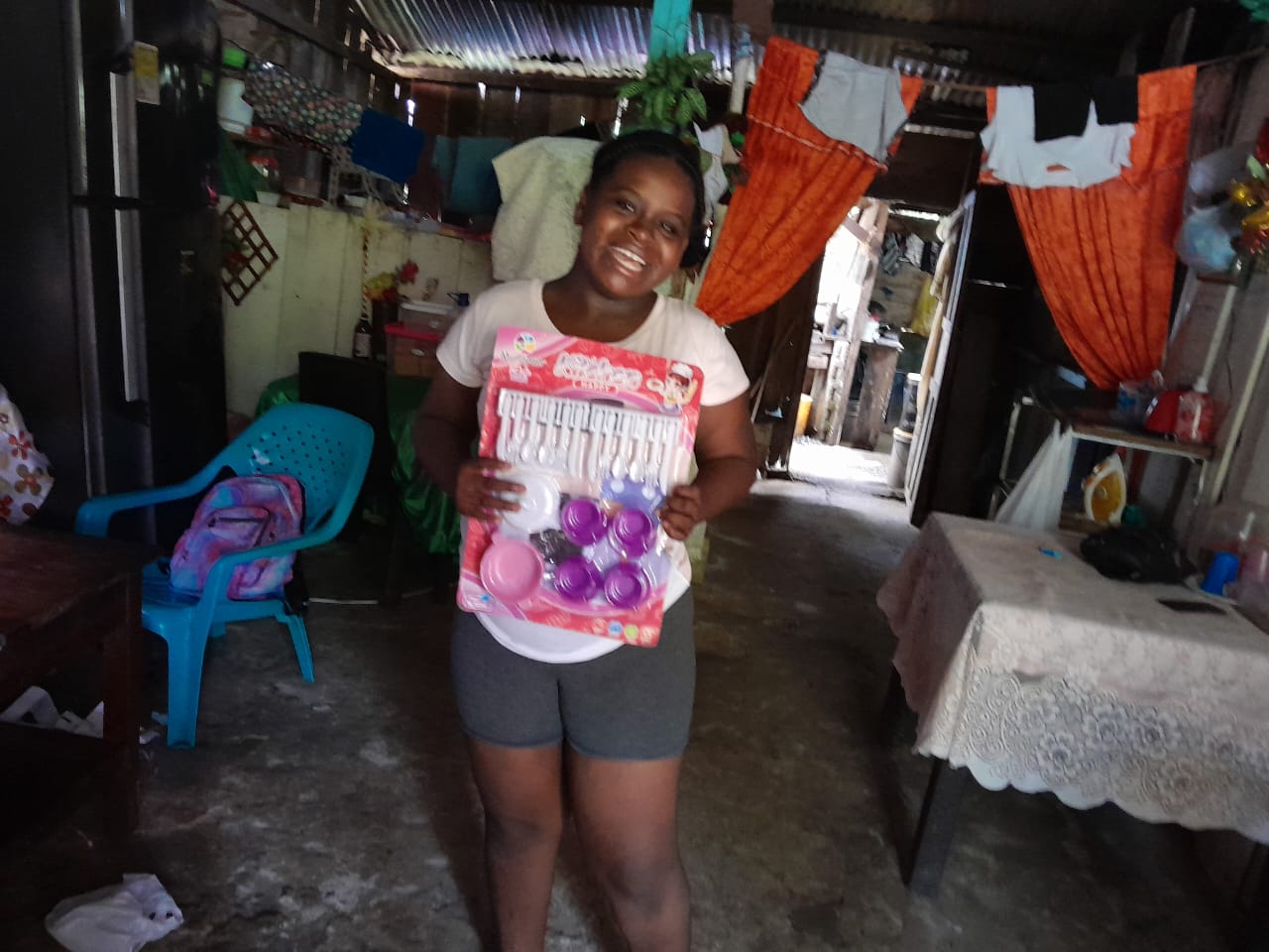 Regalando regalos a los niños