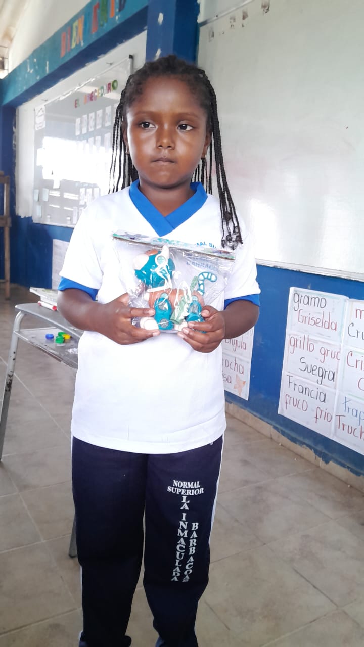 Regalando regalos a los niños