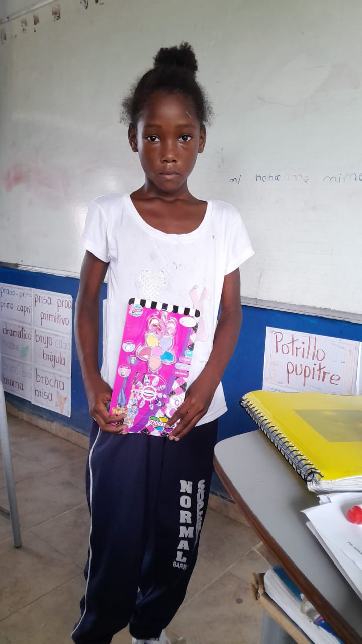 Regalando regalos a los niños