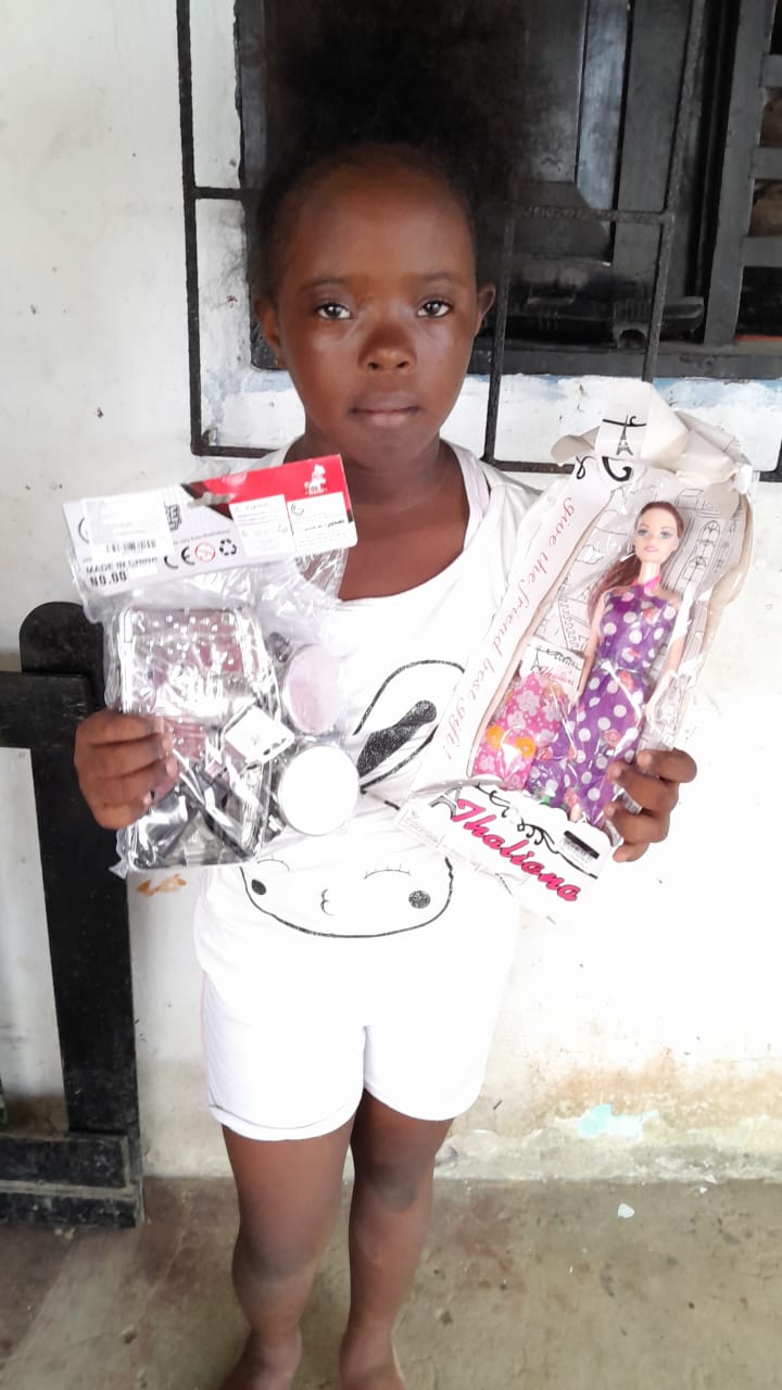 Regalando regalos a los niños