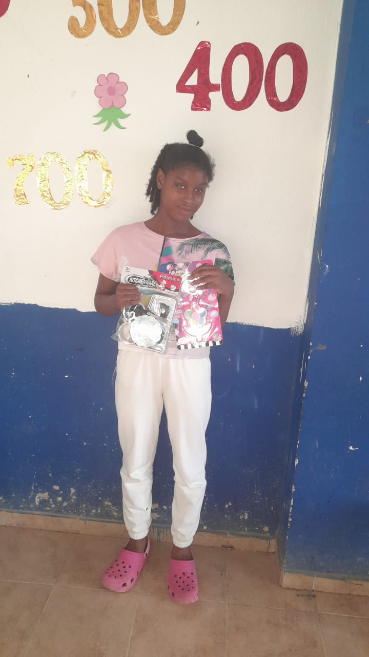 Regalando regalos a los niños